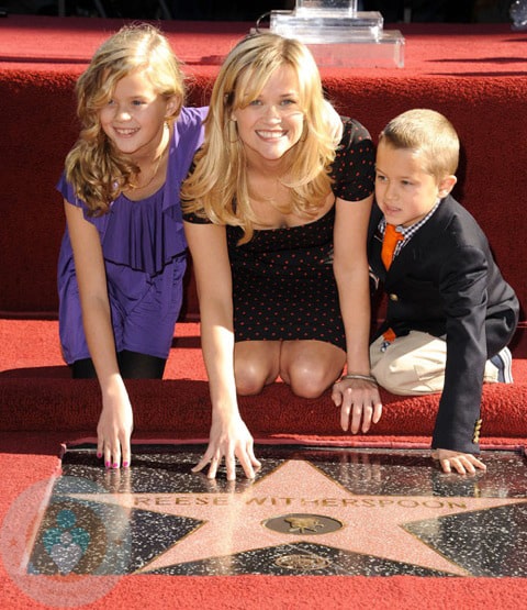 reese witherspoon kids 2009. Reese Witherspoon looks like
