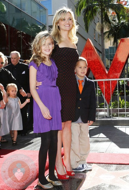 reese witherspoon kids pics. Reese Witherspoon with kids