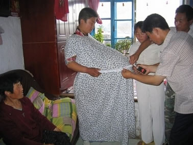 Qiao Yubo getting checking by doctors