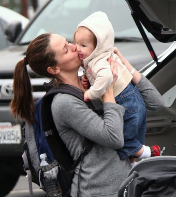 Jennifer Garner Takes Violet To Farmer's Market