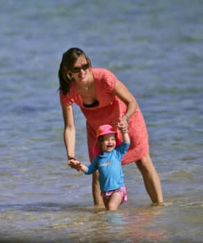 Jennifer Garner and Violet Affleck play at the beach in Hawaii