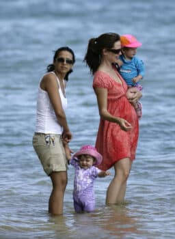 Jennifer Garner and Violet Affleck play at the beach in Hawaii with Isabella Damon