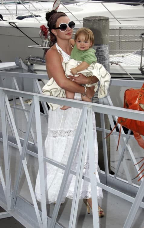 Britney carries Jayden James in Marina Del Ray after a boat ride 2007