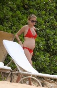 Nicole Richie Bares her pregnant belly in Hawaii