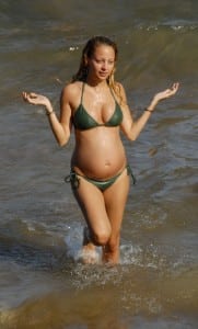 Nicole Richie Bares her pregnant belly in Hawaii