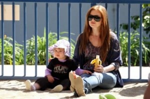Isla Fisher and her daughter Olive Cohen play at the park