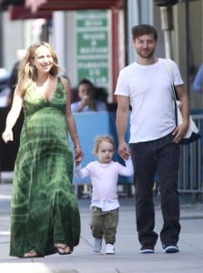 ***EXCLUSIVE***Tobey Maguire, his wife Jennifer Meyer, their daughter Ruby, and Lukas Haas have a late lunch at Real Food Daily