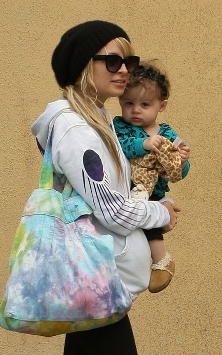 Nicole Richie & Harlow Take A Starbucks Run! 1/1