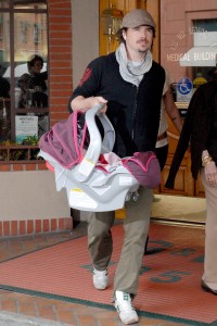 matthew settle with his new baby Aven 010509