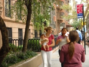 Kelly and Helena On The Set Of Gossip Girl