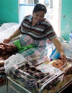 Indonesian Mom Gives Birth To 19.2lb Baby!!