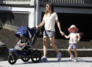 Jennifer Garner Strolls With Her Girls In Boston