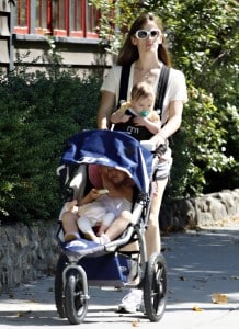 Jennifer Garner Strolls With Her Girls In Boston