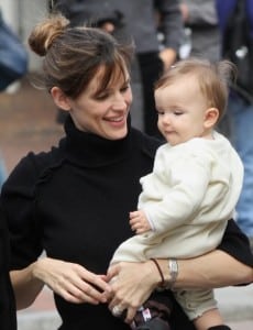 Jennifer Garner and daughter Seraphina visit Ben on set