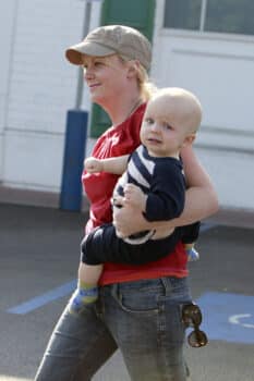 Amy and Archie Stroll in LA
