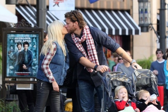 Tori Spelling and Dean McDermott smooch in LA