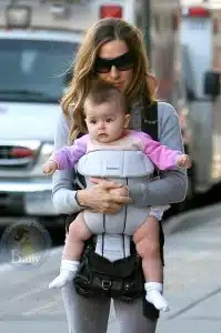 Sarah Jessica Parker Strolls With One Of Her Twins
