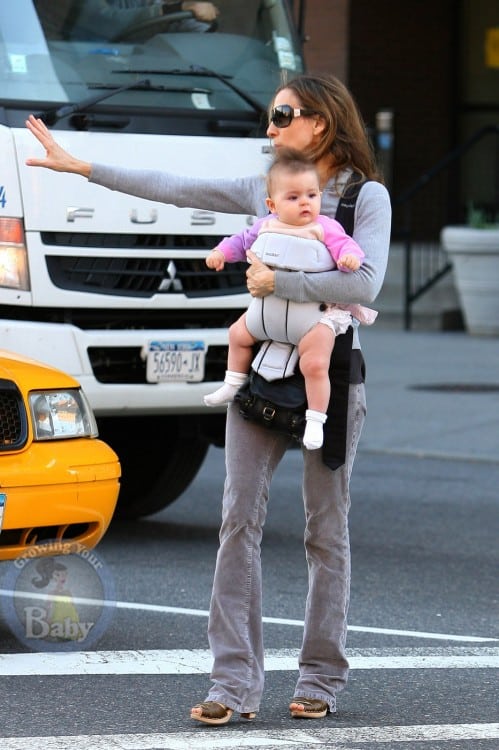 Sarah Jessica Parker Strolls With One Of Her Twins