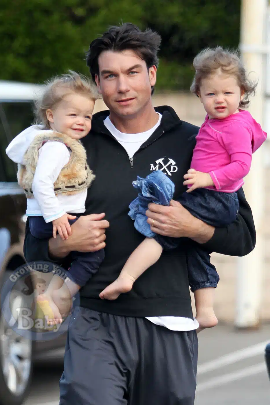 Jerry O'Connell with twins Charlie and Dolly