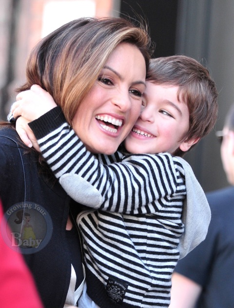 Mariska Hargitay Gets A Special On Set Visit!