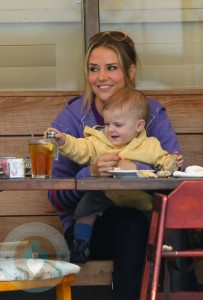 Brooke Mueller enjoying breakfast with her boys