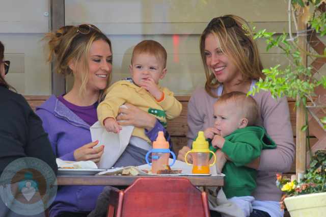 Brooke Mueller enjoying breakfast with her boys