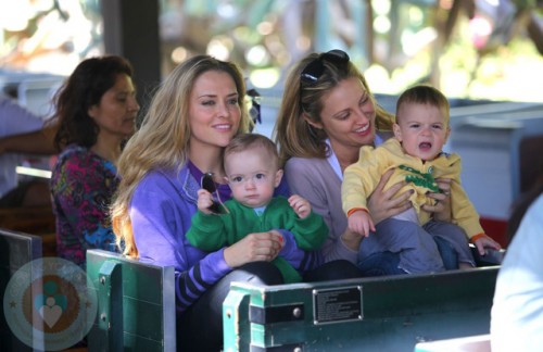 Brooke Mueller enjoying a train ride with her boys