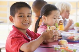 Kids eating lunch