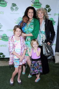 Joely Fisher with her mom and 3 girls, Olivia, True and Skylar