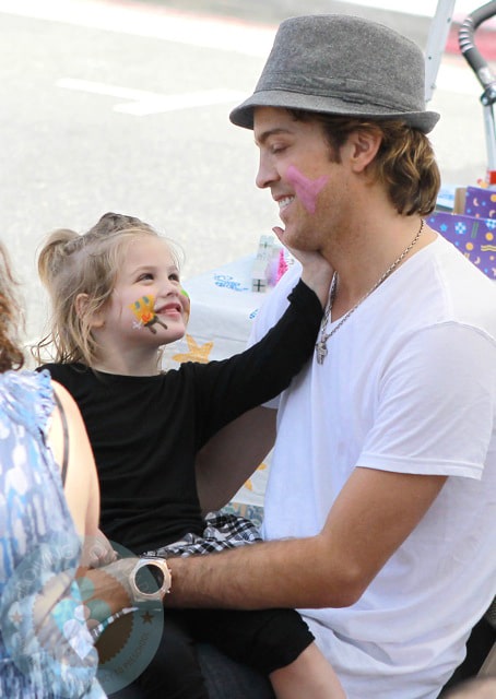 Larry Birkhead and Dannielynn at the market