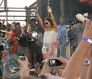 Alicia Keys danicing onstage with Lauryn Hill