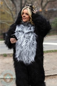 Pregnant Jane Krakowski dresses as a dog while filming 30 Rock