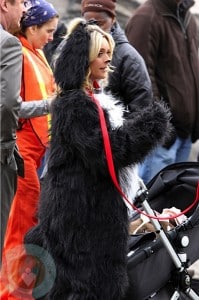 Pregnant Jane Krakowski dresses as a dog while filming 30 Rock