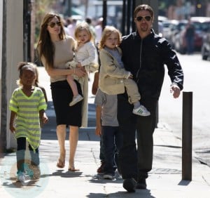 Brad Pit and Angelina Jolie with Knox, Vivienne and Zahara
