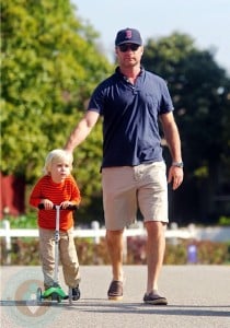 Liev Schrieber strolls with son Sasha