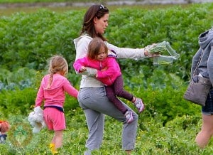 Jennifer Garner on the farm with daughters Violet and Seraphina