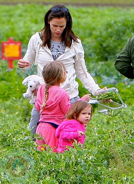 Jennifer Garner on the farm with daughters Violet and Seraphina