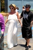 A pregnant Pink with Husband Carey Hart