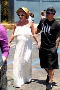 A pregnant Pink with Husband Carey Hart