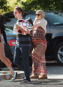 A pregnant Kate Hudson with Boyfriend Matt Bellamy