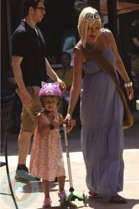 A pregnant Tori Spelling with daughter Stella