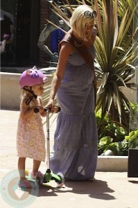 A pregnant Tori Spelling with daughter Stella