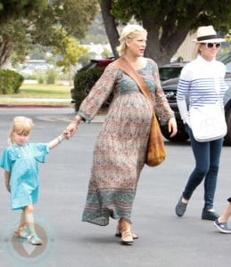 A pregnant Tori Spelling and daughter Stella