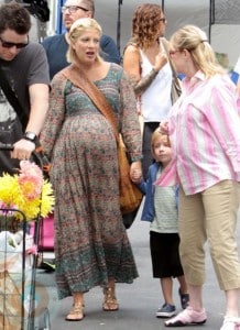A pregnant Tori Spelling with son Liam and mother Candy