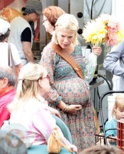 A pregnant Tori Spelling and mother Candy