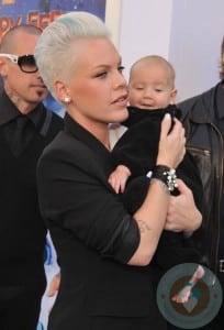 Carey Hart and Pink with daughter Willow @Happy Feet Premiere 2