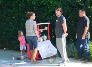 Ben Affleck assists his girls at their lemonade stand