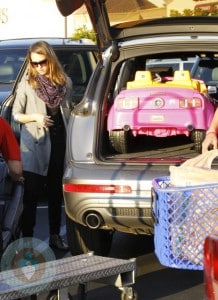 Jessica Alba out shopping at ToysRUS 2