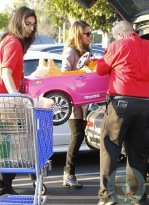 Jessica Alba out shopping at ToysRUS 4