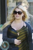 A Pregnant Jessica Simpson makes a pitt stop in LA